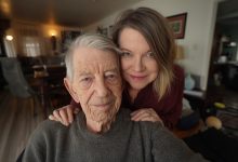 Mio patrigno mi ha allevato come una figlia dopo che mia madre è venuta a mancare, e al suo funerale ho scoperto una verità che mi era stata nascosta per anni…