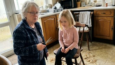 La suocera ha tagliato i capelli a mia figlia mentre ero al lavoro — non ho urlato, ma il giorno dopo si è svegliata e si è pentita di quello che aveva fatto