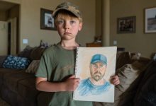 Mio figlio disegnava sempre lo stesso uomo — e un giorno bussò alla nostra porta…