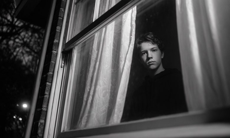 Il figlio del vicino mi inviava ogni notte segnali in codice Morse. Un giorno cambiò il segnale, e mi venne un brivido. Il figlio del vicino mi inviava ogni notte segnali in codice Morse. Un giorno cambiò il segnale, e mi venne un brivido.