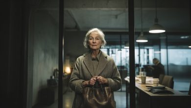 Il capo ha umiliato pubblicamente una donna anziana nel nostro ufficio. Non sapeva che fosse la madre del proprietario dell’azienda