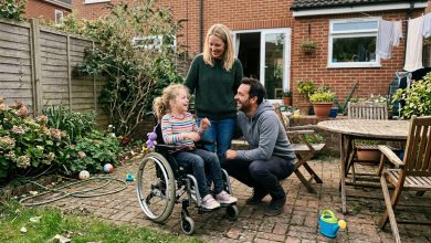 Abbiamo adottato una bambina di cui tutti si erano rifiutati, perché era sulla sedia a rotelle — e dopo 25 anni una lettera ha svelato la verità sul suo passato…