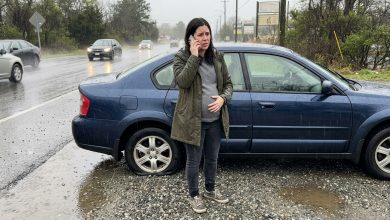 Ero all’ottavo mese quando mio marito mi lasciò con una ruota bucata sotto la pioggia — e impallidì vedendo chi arrivò al suo posto