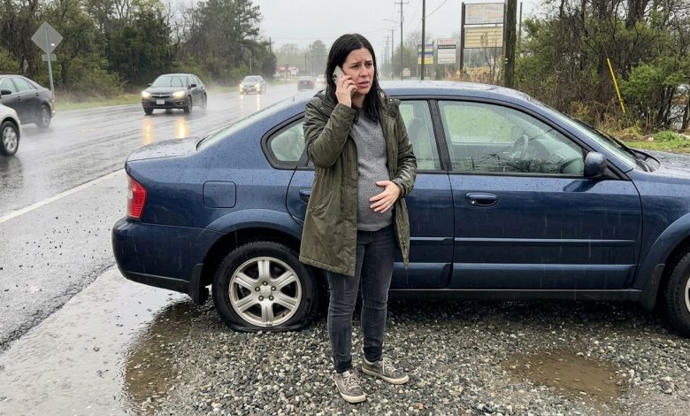 Ero all’ottavo mese quando mio marito mi lasciò con una ruota bucata sotto la pioggia — e impallidì vedendo chi arrivò al suo posto