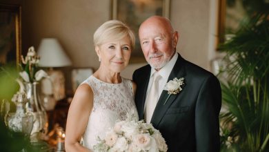 Mio padre si sposò con mia zia quando mia madre non c’era più — e durante il matrimonio, mio fratello mi disse: “Papà non è chi finge di essere”