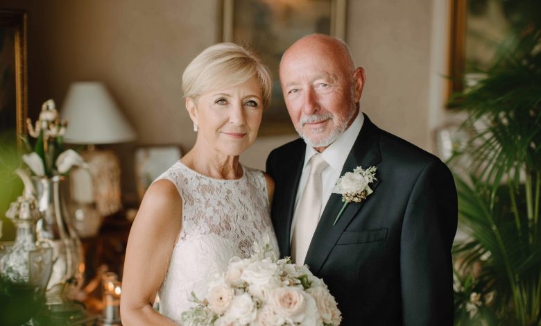 Mio padre si sposò con mia zia quando mia madre non c’era più — e durante il matrimonio, mio fratello mi disse: “Papà non è chi finge di essere”