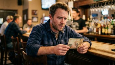 Ho trovato un portafoglio al bar — e dentro c’era una mia foto d’infanzia