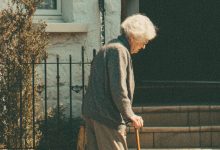 Ho pagato il pranzo a una donna cieca in una stazione di servizio, e il giorno dopo un uomo in un elegante completo ha bussato alla mia porta e ha iniziato una conversazione seria…