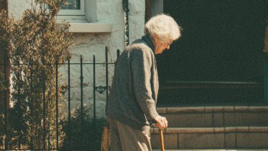 Ho pagato il pranzo a una donna cieca in una stazione di servizio, e il giorno dopo un uomo in un elegante completo ha bussato alla mia porta e ha iniziato una conversazione seria…