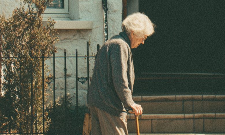 Ho pagato il pranzo a una donna cieca in una stazione di servizio, e il giorno dopo un uomo in un elegante completo ha bussato alla mia porta e ha iniziato una conversazione seria…