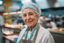 I compagni di classe ridevano di mia nonna della mensa scolastica per anni — finché il mio discorso di diploma non fece tacere l’intera sala…