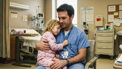 Ho adottato una bambina di tre anni dopo una tragedia — tredici anni dopo, un’amica mi ha mostrato cosa mia figlia presumibilmente nascondeva