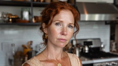 Ho trovato un orecchino altrui nella macchina di mio marito e sono rimasta in silenzio. Sei mesi dopo ha smesso persino di nascondersi, e quella mattina ho deciso di compiere l’atto che temevo di più…