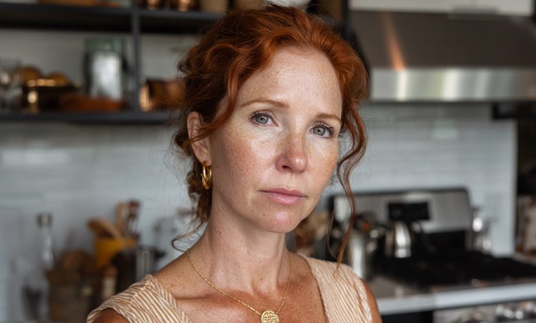 Ho trovato un orecchino altrui nella macchina di mio marito e sono rimasta in silenzio. Sei mesi dopo ha smesso persino di nascondersi, e quella mattina ho deciso di compiere l’atto che temevo di più…