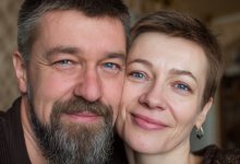 Mio marito si è trasferito nella stanza degli ospiti dicendo che il mio russare lo disturbava — ma sono rimasta senza parole quando ho scoperto cosa faceva veramente lì