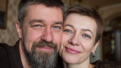 Mio marito si è trasferito nella stanza degli ospiti dicendo che il mio russare lo disturbava — ma sono rimasta senza parole quando ho scoperto cosa faceva veramente lì