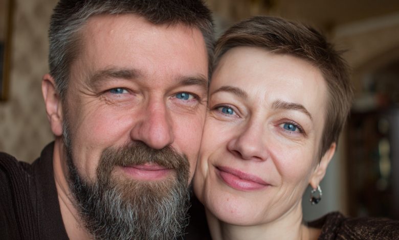 Mio marito si è trasferito nella stanza degli ospiti dicendo che il mio russare lo disturbava — ma sono rimasta senza parole quando ho scoperto cosa faceva veramente lì