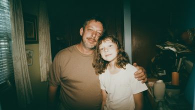 Per dieci anni ho cresciuto la figlia della mia amata defunta — e nel Giorno del Ringraziamento ha detto che se ne sarebbe andata dal padre biologico