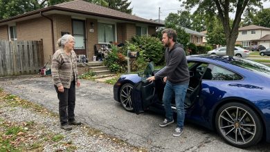 Una settimana fa mi hanno derubato — e oggi mio figlio disoccupato è tornato a casa con una nuova auto sportiva