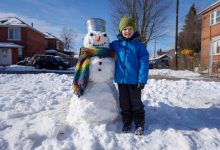 Questo inverno mio figlio ha passato tutto il suo tempo a costruire pupazzi di neve, e il vicino li investiva ripetutamente con l’auto. Un giorno mio figlio non ce l’ha più fatta e ha dato a quell’uomo adulto una lezione che non dimenticherà mai…