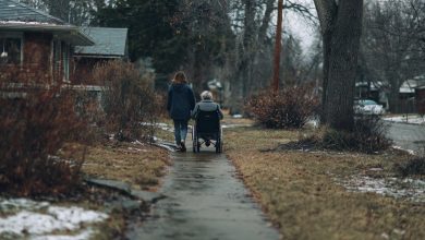 La nostra nuova badante portava regolarmente mia madre fuori di casa per passeggiate – e una registrazione del campanello ha rivelato tutto…