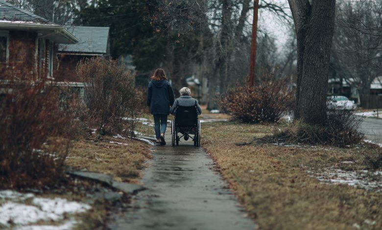 La nostra nuova badante portava regolarmente mia madre fuori di casa per passeggiate – e una registrazione del campanello ha rivelato tutto… La nostra nuova badante portava regolarmente mia madre fuori di casa per passeggiate – e una registrazione del campanello ha rivelato tutto…