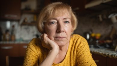 Mia madre mi ha rinnegato per essermi sposato con una madre single. Tre anni dopo è venuta a casa nostra — e si è messa a piangere