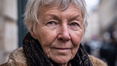 Il figlio ha portato a casa una donna anziana che congelava per strada, ma quello che ho scoperto su di lei più tardi mi ha lasciato scioccata…   