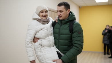 Ho portato fuori una vicina anziana dal nono piano durante un incendio — due giorni dopo uno sconosciuto è venuto da me e ha dichiarato che l’ho fatto di proposito