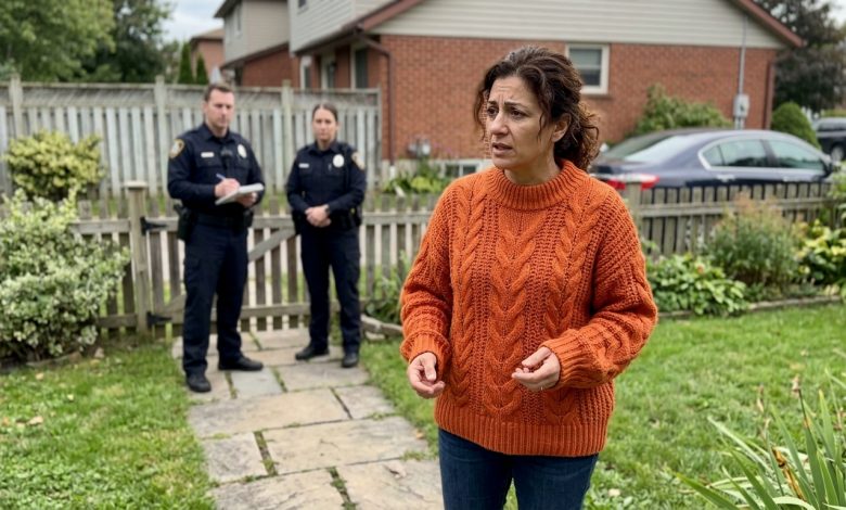 Ho Trovato il Braccialetto di Mia Figlia a un Mercatino — La Mattina Successiva la Polizia Era nel Mio Cortile Dicendo: “Dobbiamo Parlare”