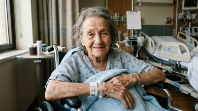 Mia Nonna Ha Lasciato Cinque Buste Sigillate per i Vicini che le Hanno Reso la Vita un Inferno — Dopo Aver Consegnato la Prima, la Polizia Si è Presentata alla Mia Porta