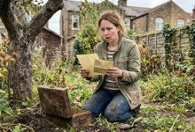 Il vicino è morto. Dopo il funerale, ho ricevuto una lettera da lui — mi chiedeva di dissotterrare un segreto sepolto nel cortile quarant’anni fa.