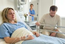 Mio marito ha deciso di prendere tutto dopo che gli ho salvato la vita. Ma mia figlia ha detto al giudice: «Posso mostrarvi qualcosa che mamma non sa?»