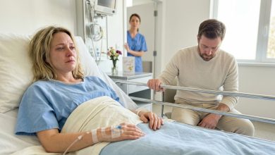 Mio marito ha deciso di prendere tutto dopo che gli ho salvato la vita. Ma mia figlia ha detto al giudice: «Posso mostrarvi qualcosa che mamma non sa?»