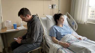 Mio marito ha deciso di distruggermi subito dopo che gli ho salvato la vita — ma nostra figlia ha detto al giudice: «Posso mostrare qualcosa di cui la mamma non sa nulla?»