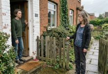 Mamma mi ha cacciato di casa quando ero incinta a 17 anni — e dodici anni dopo è apparsa sulla soglia in lacrime