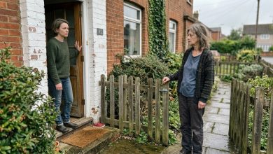 Mamma mi ha cacciato di casa quando ero incinta a 17 anni — e dodici anni dopo è apparsa sulla soglia in lacrime