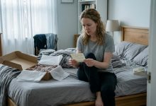 La madre del mio ex mi ha mandato un vestito rosso per il suo matrimonio — quando ho capito il perché, mi sono venute meno le gambe