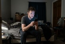 Ho adottato quattro fratelli che stavano per essere separati — e un anno dopo un’estranea mi ha svelato la verità sui loro genitori