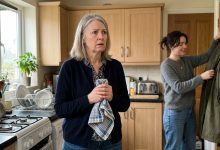 Mio figlio ha portato la fidanzata a cena — e quando ha tolto il cappotto, ho riconosciuto il gioiello che avevo seppellito 25 anni fa