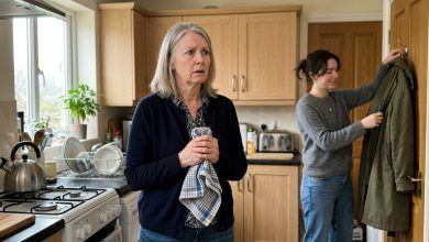 Mio figlio ha portato la fidanzata a cena — e quando ha tolto il cappotto, ho riconosciuto il gioiello che avevo seppellito 25 anni fa