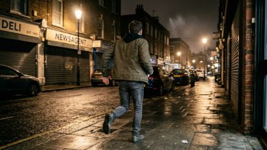 Un senzatetto ha trovato una scatola di gioielli e un biglietto in una casa abbandonata — ed è corso attraverso l’intera città