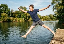 Un adolescente si è tuffato in un fiume ghiacciato per salvare un cane — e la mattina seguente davanti a casa sua si è fermato un SUV nero