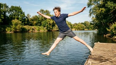 Un adolescente si è tuffato in un fiume ghiacciato per salvare un cane — e la mattina seguente davanti a casa sua si è fermato un SUV nero