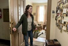 Un vicino mi ha chiesto di annaffiare le piante — ho trovato una stanza chiusa a chiave nella sua casa, con le pareti ricoperte di fotografie di me