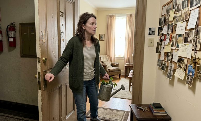 Un vicino mi ha chiesto di annaffiare le piante — ho trovato una stanza chiusa a chiave nella sua casa, con le pareti ricoperte di fotografie di me Un vicino mi ha chiesto di annaffiare le piante — ho trovato una stanza chiusa a chiave nella sua casa, con le pareti ricoperte di fotografie di me