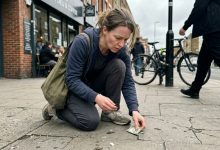 Il mio ex marito, un cassiere, all’improvviso ha iniziato a guidare una macchina sportiva e a vestire abiti firmati — ho scoperto che quei soldi erano miei.