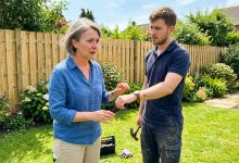 Uno sconosciuto le ha aggiustato il recinto per cento dollari — poi ha notato il segno di nascita sul suo polso