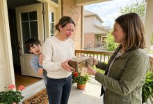Il vicino scontroso urlava ai miei bambini da anni — Dopo che se n’è andato, è arrivata sua figlia con una scatola chiusa a chiave indirizzata a mio figlio