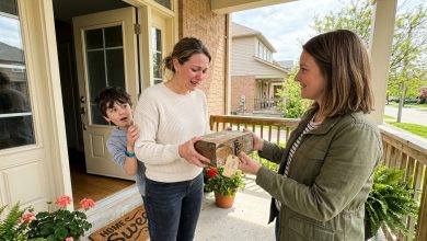 Il vicino scontroso urlava ai miei bambini da anni — Dopo che se n’è andato, è arrivata sua figlia con una scatola chiusa a chiave indirizzata a mio figlio Il vicino scontroso urlava ai miei bambini da anni — Dopo che se n’è andato, è arrivata sua figlia con una scatola chiusa a chiave indirizzata a mio figlio